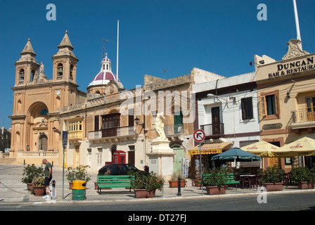 Scena di strada in Maltese porto dei pescatori di Marsaxlokk Foto Stock