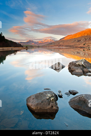 Llynnau Mymbyr, Mount Snowdon & The Snowdon gamma in inverno, da Capel Curig, Parco Nazionale di Snowdonia, Wales, Regno Unito Foto Stock