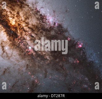 Vicoli bui di polvere che attraversano il gigante galassia ellittica del centauro A. del Hubble pancromatici di visione. Foto Stock