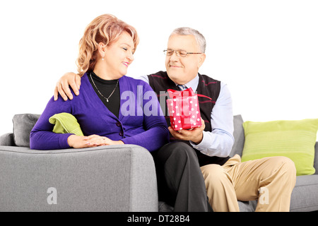 Uomo di mezza età dando un presente a sua moglie Foto Stock