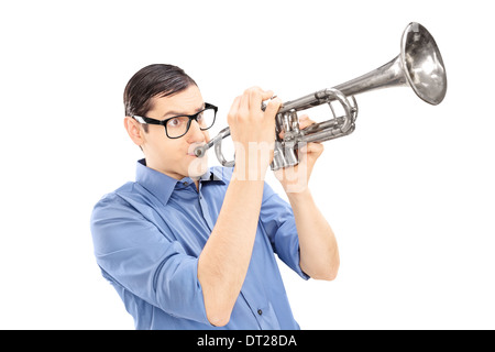 Giovane maschio trumpeter suonare la tromba Foto Stock