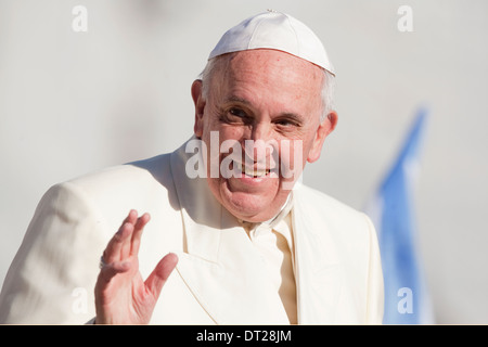 Città del Vaticano - Vaticano - Dicembre 04 : Papa Francesco saluta i pellegrini durante l udienza generale in Piazza San Pietro Foto Stock