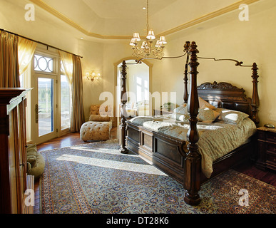 La lussuosa camera da letto padronale in una lussuosa residenza. Foto Stock