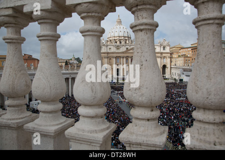 Vista della Basilica di San Pietro visto dalla cima del tetto al di sopra pilastri che circondano Piazza San Pietro Vaticano Roma Italia. Foto Stock