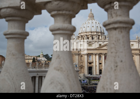 Vista della Basilica di San Pietro visto dalla cima del tetto al di sopra pilastri che circondano Piazza San Pietro Vaticano Roma Italia. Foto Stock