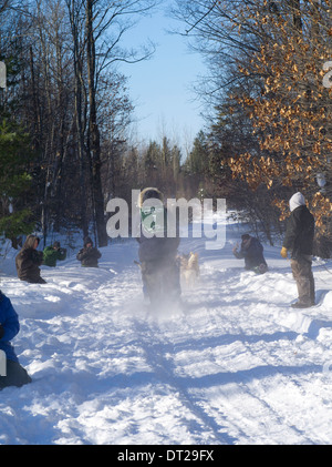 Merlin Coy di fiume Ferro, WI set off sul suo dieci-classe dog sled gara di domenica, 2 feb 2014. Scene da apostolo Isole Sled Foto Stock