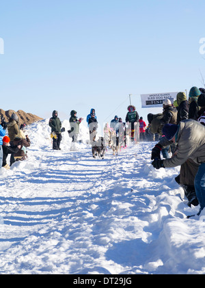 Amber Evans di Milaca, MN imposta off sul suo dieci-classe dog sled gara di domenica, 2 feb 2014. Scene da apostolo isole non slitta Foto Stock