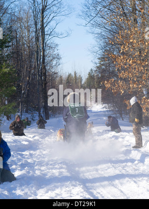 Merlin Coy di fiume Ferro, WI set off sul suo dieci-classe dog sled gara di domenica, 2 feb 2014. Scene da apostolo Isole Sled Foto Stock