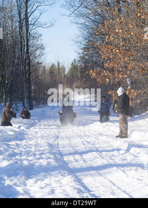 Rita Wehseler di Tofte, MN imposta off sul suo dieci-classe dog sled gara di domenica, 2 feb 2014. Scene da apostolo Isole Sled D Foto Stock