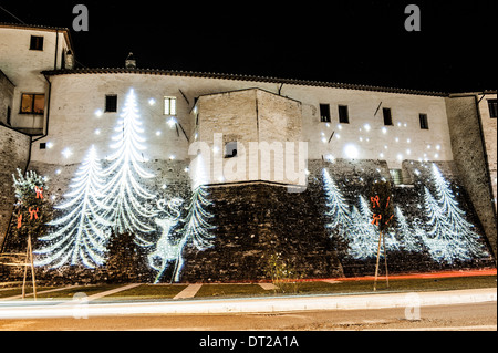 Bastia Umbra - Perugia, le luci di Natale e Natale immagini proiettate a parete e la strada Foto Stock