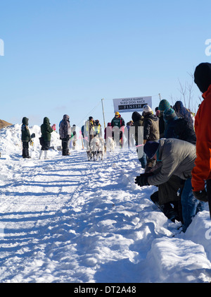 Linus Meyer di Melrose, MN imposta off sul suo dieci-classe dog sled gara di domenica, 2 feb 2014. Scene da apostolo Isole Sled D Foto Stock