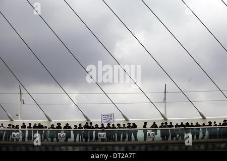 Gerusalemme. 6 febbraio, 2014. Gli Ebrei Ultra-Orthodox prendere parte a una manifestazione a Gerusalemme, 6 febbraio 2014. Centinaia di ultra-ebrei ortodossi in Israele autostrade bloccato e si sono scontrati con la polizia il giovedì per protestare contro la decisione del governo di tagliare i fondi per gli studenti del seminario che evitare il servizio militare. tement. © JINI/Xinhua/Alamy Live News Credito: Xinhua/Alamy Live News Foto Stock