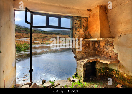 In corrispondenza della parte di affondamento del villaggio Sfendyli nel lago artificiale creato dalla diga di Aposelemis, Heraklion, Creta, Grecia Foto Stock