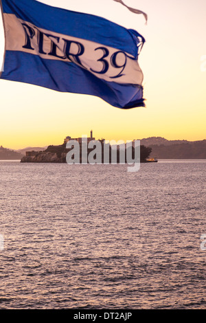 Isola di Alcatraz al tramonto,visto dal Molo 39,North Beach,San Francisco, California Foto Stock