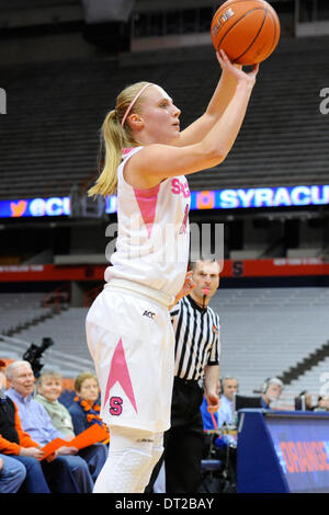 Syracuse, New York, Stati Uniti d'America. 6 febbraio, 2014. Febbraio 6, 2014: Syracuse Orange guard Isabella Slim (10) prende un colpo durante la prima metà di un NCAA donna gioco di basket tra il Virginia Tech Hokies e il Syracuse Orange al Carrier Dome in Syracuse, New York. Ricca Barnes/CSM/Alamy Live News Foto Stock