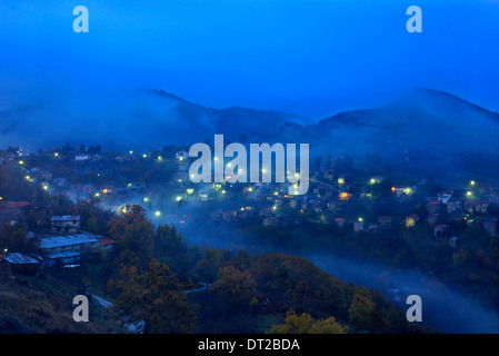 Pentalofos village (ex nome 'Zoupani'-intorno a 1060 m di altitudine), Kozani, Macedonia, Grecia. Foto Stock