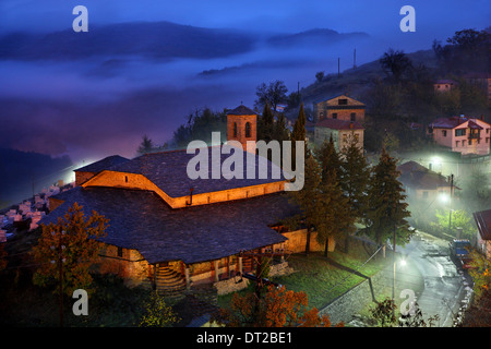 La chiesa di Agios Achilleios (1774) nel villaggio Pentalofos (circa 1060 m di altitudine), Kozani, Macedonia, Grecia. Foto Stock