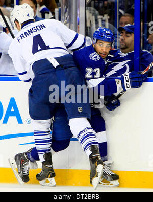 Tampa, Florida, Stati Uniti d'America. 6 febbraio, 2014. DIRK SHADD | Orari .Tampa Bay Lightning ala destra J.T. Marrone (23) battaglie Toronto Maple Leafs defenceman Cody Franson (4) durante il recupero controllato lungo i pannelli durante il primo periodo di azione a Tampa Bay Times Forum di Tampa Giovedì sera (02/06/14) © Dirk Shadd/Tampa Bay volte/ZUMAPRESS.com/Alamy Live News Foto Stock