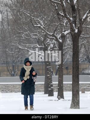 Pechino, Cina. 7 febbraio, 2014. Una passeggiate a piedi nella neve a Pechino Capitale della Cina, Febbraio 7, 2014. Pechino ha salutato la prima nevicata in questo inverno il venerdì. Credito: Gong Lei/Xinhua/Alamy Live News Foto Stock