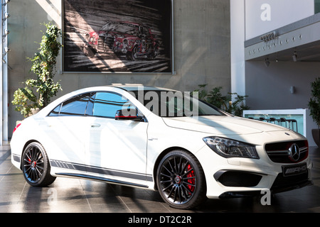 La Mercedes-AMG CLA 45 AMG con le ultime 4 cilindri del motore e dei freni in ceramica in showroom di fabbrica del motore, Affalterbach, Germania Foto Stock