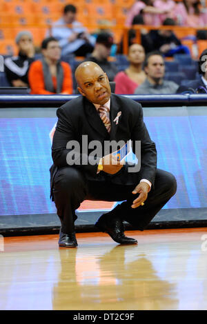 Syracuse, New York, Stati Uniti d'America. 6 febbraio, 2014. Febbraio 6, 2014: Syracuse Orange head coach Quentin Hillsman reagisce a un gioco durante la seconda metà di un NCAA donna gioco di basket tra il Virginia Tech Hokies e il Syracuse Orange al Carrier Dome in Syracuse, New York. Ricca Barnes/CSM/Alamy Live News Foto Stock