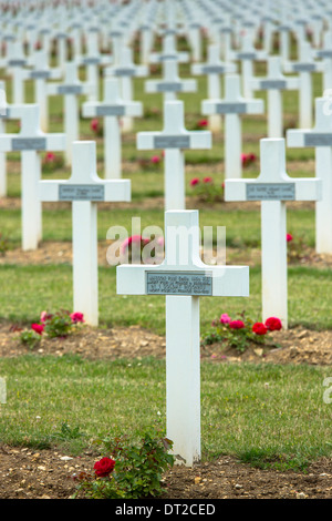 Cimitero di Douaumont e ossari a Fleury-DEVANT-Douaumont nr Verdun, Francia Soldato Ignoto sepolto con named soldato francese Foto Stock