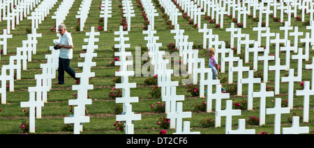 Il nonno con il nipote al cimitero di Douaumont al Ossuaire De Douaumont, Fleury-DEVANT-Douaumont vicino a Verdun, Francia Foto Stock