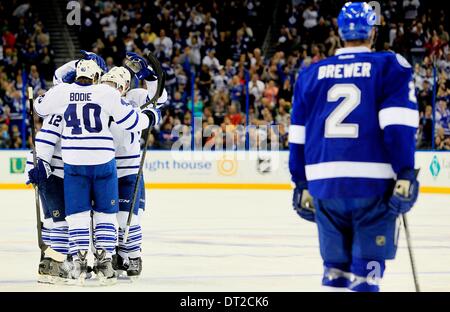 Tampa, Florida, Stati Uniti d'America. 6 febbraio, 2014. DIRK SHADD | Orari .Tampa Bay Lightning defenceman Eric Brewer (2) (destro) pattini off come Toronto Maple Leafs celebra il primo scopo del gioco Lo scopo del gioco è segnato da ala sinistra Mason Raymond (12) battendo il fulmine goalie Ben Vescovo (30) durante il secondo periodo di azione a Tampa Bay Times Forum di Tampa Giovedì sera (02/06/14) © Dirk Shadd/Tampa Bay volte/ZUMAPRESS.com/Alamy Live News Foto Stock