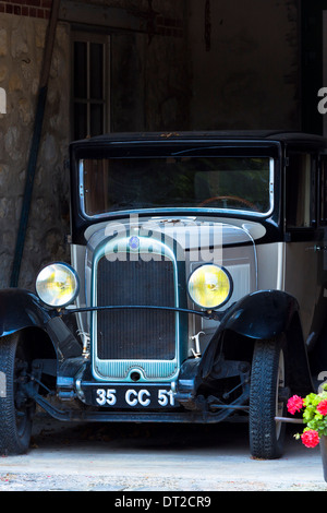 Citroen 1926 vintage auto presso lo Champagne Vigneron Bernard Launois lungo la Champagne itinerario turistico, Champagne-Ardenne, Francia Foto Stock