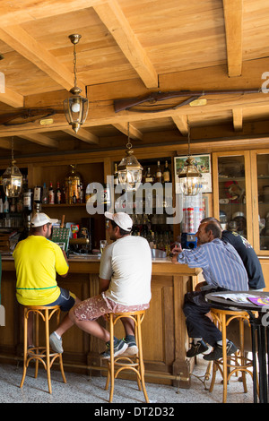 La gente del luogo in un bar sul Champagne itinerario turistico a Mancy, Marne, Champagne-Ardenne, Francia Foto Stock