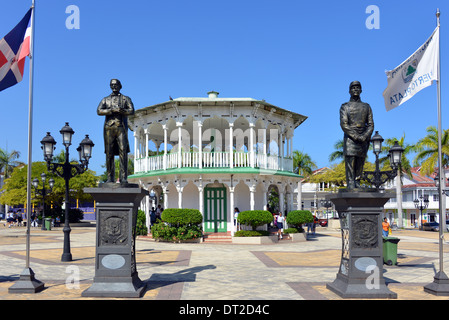 I turisti e la gente del posto si riuniscono intorno al Central Park Jan 22, 2014 nel centro di Puerto Plata, Repubblica Dominicana Foto Stock