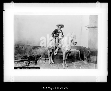 Una fotografia del 1905 circa raffigurante un caballero messicano a cavallo, che mostra l'abbigliamento tradizionale e le abilità equestri. Foto Stock