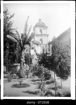 Una fotografia del campanile della missione Santa Barbara, vista dal cimitero, scattata nel 1901, che mostra l'architettura e il significato storico del sito. Foto Stock