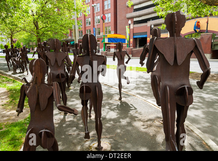 Washington, Spokane,"la gioia di correre insieme' scultura di metallo installazione dell'artista David Govedare, 1985 Foto Stock