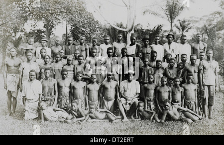 Questa fotografia mostra il popolo Ngombe del villaggio di Bosomayali-Bongwonga in Congo, scattato tra il 1900 e il 1910, illustrando il loro aspetto tradizionale e il loro contesto culturale. Foto Stock
