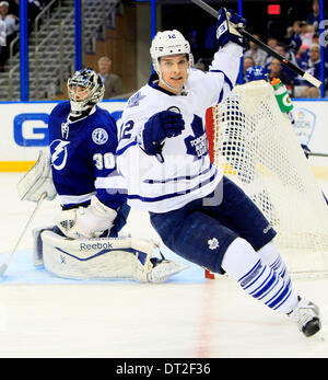 Tampa, Florida, Stati Uniti d'America. 6 febbraio, 2014. Toronto Maple Leafs ala sinistra MASON RAYMOND (12) festeggia segnando il primo gol contro il Tampa Bay Lightning goalie ben vescovo (30) durante il secondo periodo di azione a Tampa Bay Times Forum. Credito: Dirk Shadd/Tampa Bay volte/ZUMAPRESS.com/Alamy Live News Foto Stock