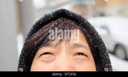 Pechino, Cina. 7 febbraio, 2014. Una donna capelli è coperto di neve a Pechino Capitale della Cina, Febbraio 7, 2014. La neve ha fatto il suo debutto di questo inverno a Pechino il venerdì. Credito: Chen Junqing/Xinhua/Alamy Live News Foto Stock