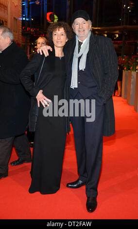 Attore Michael Gwisdek e moglie Gabriela arriva alla premiere del Grand Hotel di Budapest durante la 64a Berlino annuale Festival Internazionale del Film aka Berlinale a Berlinalepalast a Berlino, Germania, il 06 febbraio 2014 Foto Stock