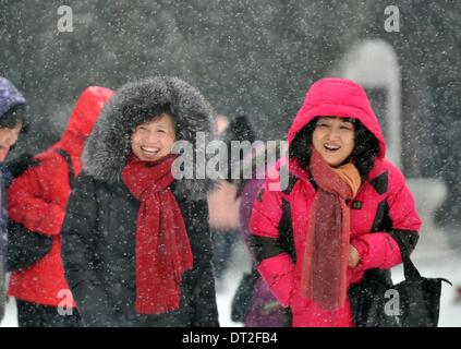 Pechino, Cina. 7 febbraio, 2014. La gente visita il Tempio del Cielo nella neve a Pechino Capitale della Cina, Febbraio 7, 2014. La neve ha fatto il suo debutto di questo inverno a Pechino il venerdì. Credito: Li Wen/Xinhua/Alamy Live News Foto Stock