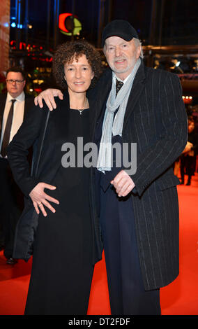 Attore Michael Gwisdek e moglie Gabriela arriva alla premiere del Grand Hotel di Budapest durante la 64a Berlino annuale Festival Internazionale del Film aka Berlinale a Berlinalepalast a Berlino, Germania, il 06 febbraio 2014 Foto Stock