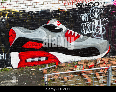 Nike Trainer graffiti sul muro in Gateshead, Regno Unito Foto Stock