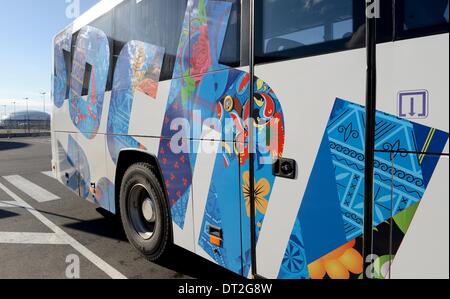 Sochi, Russia. 06 feb 2014. Media bus con il ghiaccio Bolshoy cupola in background. Sochi, Russia. 06/02/2014: Credito Sport In immagini/Alamy Live News Foto Stock