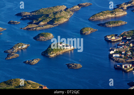 Panoramica città di Henningsvaer sulle isole Lofoten in Norvegia Foto Stock