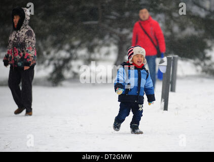 Pechino, Cina. 7 febbraio, 2014. Un bambino gioca in un parco a Pechino, capitale della Cina, Febbraio 7, 2014. Pechino ha salutato la prima nevicata in questo inverno il venerdì. Credito: Qin Lang/Xinhua/Alamy Live News Foto Stock