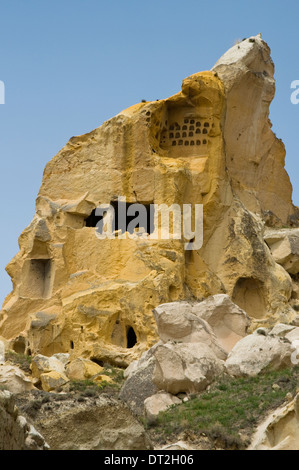 ASIA, la Turchia, la Cappadocia, Çavuşin, tipico paesaggio della Cappadocia con insolite formazioni rocciose e le case incastonate nella roccia Foto Stock