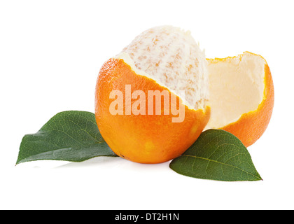 Sbucciate la frutta di arancia con foglie verdi isolati su sfondo bianco. Primo piano. Foto Stock