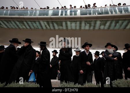 Gerusalemme. 6 febbraio, 2014. Gli Ebrei Ultra-Orthodox prendere parte a una manifestazione a Gerusalemme, 6 febbraio 2014. Centinaia di ultra-ebrei ortodossi in Israele autostrade bloccato e si sono scontrati con la polizia il giovedì per protestare contro la decisione del governo di tagliare i fondi per gli studenti del seminario che evitare il servizio militare. tement Credit: © Muammar Awad/Xinhua/Alamy Live News Foto Stock