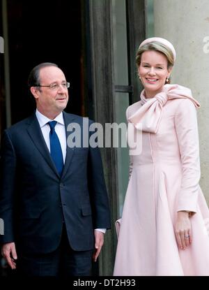 Parigi, Francia. 6 febbraio, 2014. Il re e la Regina Mathilde del Belgio visita il presidente François Hollande della Francia all'Elysee Palace a Parigi, in Francia, il 6 febbraio 2014. Foto: Patrick van Katwijk/dpa/Alamy Live News Foto Stock