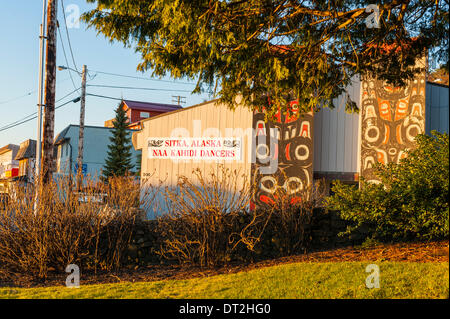 Sitka, Alaska. 6 febbraio 2014 scene di strada che mostra il foglio'Ka Kwa'an Naa Kahidi dove il locale Tlingit ballerini eseguono su una giornata invernale e con assenza di neve. Credito: Jeffrey Wickett - RF/Alamy Live News Foto Stock