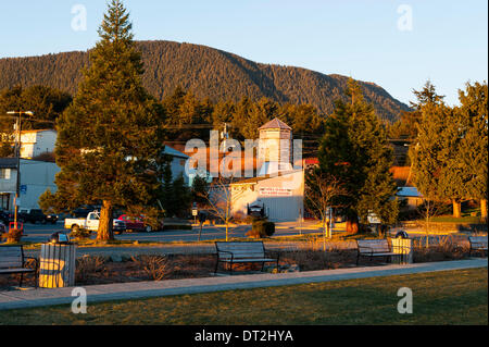 Sitka, Alaska. 6 febbraio 2014 scene di strada che mostra il foglio'Ka Kwa'an Naa Kahidi dove il locale Tlingit ballerini eseguono su una giornata invernale e in febbraio. Credito: Jeffrey Wickett - RF/Alamy Live News Foto Stock